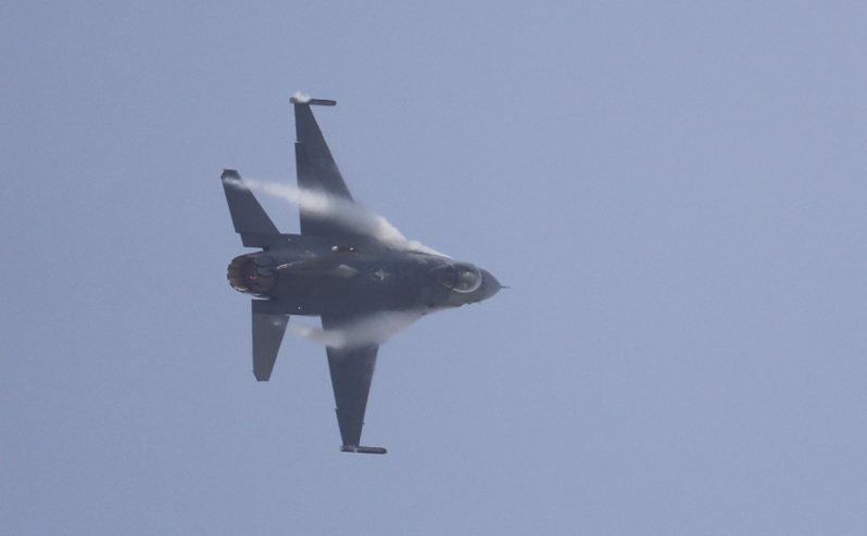 一架驻韩美军战机F-16稍早惊传坠落黄海。图非本新闻中的失事F-16。美联社(photo:UDN)