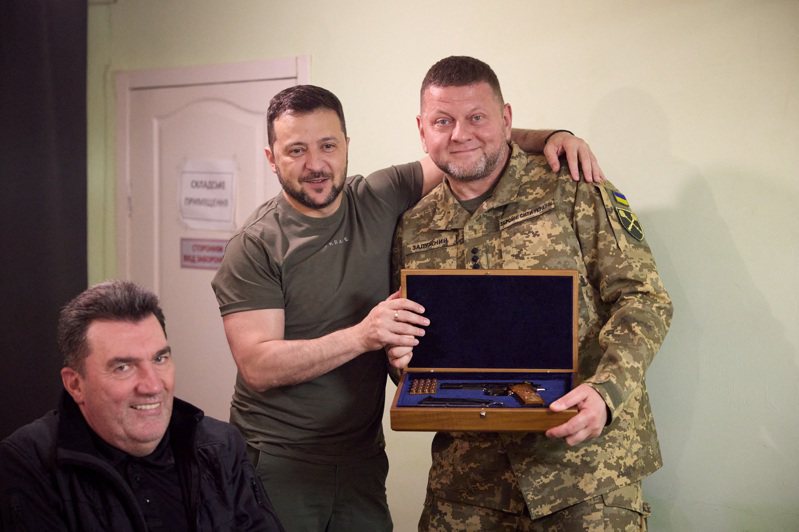 傳烏克蘭總統澤倫斯基(圖中)要求武裝部隊總司令扎盧茲尼（右一）自行請辭，但遭到拒絕。路透