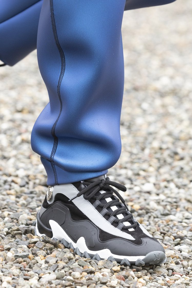 在義大利美麗島所舉辦的路易威登2024早春女裝系列大秀上亮相的 LV Rush運動鞋。圖／路易威登提供