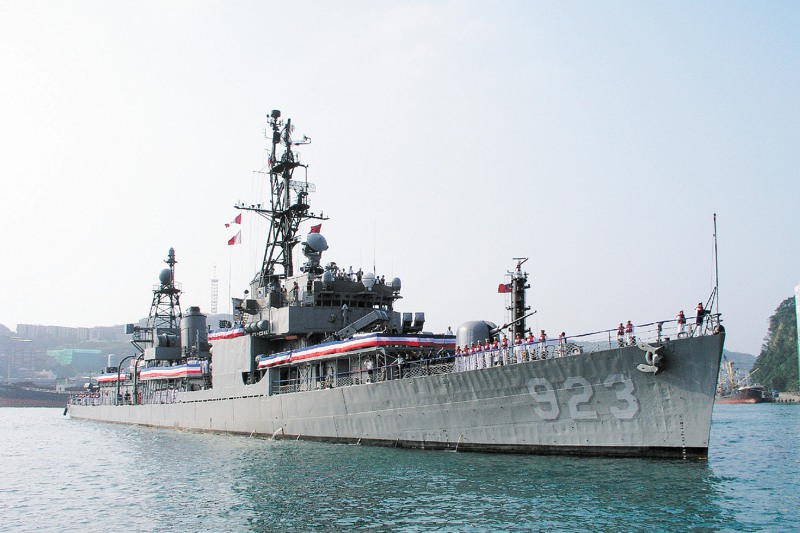 2005年11月27日，舷號923的瀋陽艦駛入基隆港，舉行除役典禮，將「老陽」的歷史畫上句號。圖／聯合報系資料照片