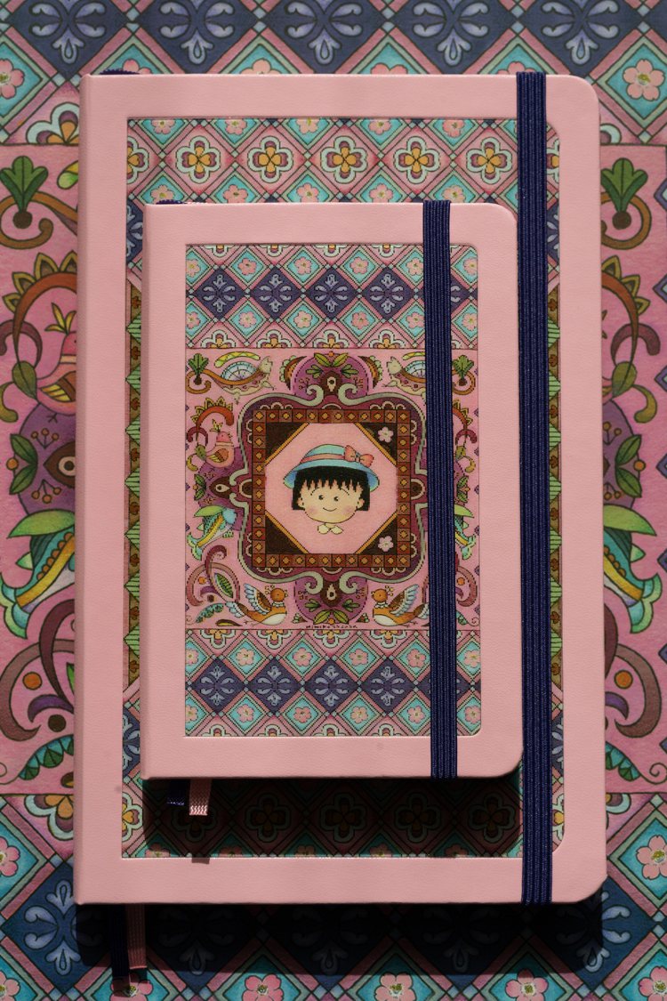 日本漫畫藝術家櫻桃子Monoko Sakura筆下的「櫻桃小丸子」，在Moleskine筆記本上、甜美懷舊重現。圖／MOLESKINE提供