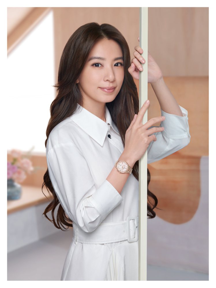 CITIZEN新季度形象廣告，田馥甄以純白套裝搭配光動能全球電波時計CB1137-65W腕表。圖／CITIZEN提供