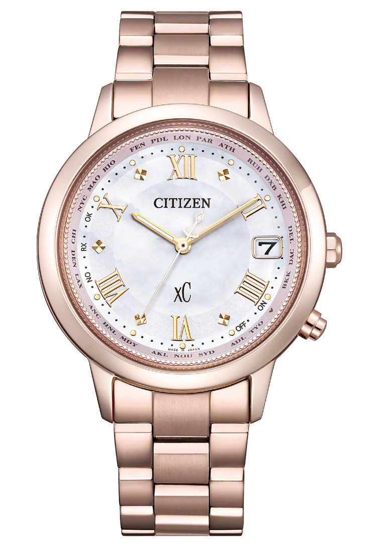 CITIZEN xC系列台灣限定CB1137-65W腕表，Sakura pink櫻花粉紅金鈦金屬表殼與表鍊，搭配蝶貝表盤，備有煙燻粉表帶，33,900元。圖／CITIZEN提供
