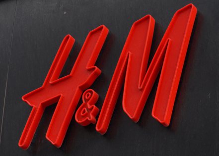「快時尚」服飾業者H&M突然宣布執行長換人，加上該公司上季獲利也不及預期，31日股價一度急跌10%，為去年5月以來的盤中最大跌幅。 路透