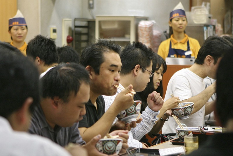 日本東京一家知名連鎖餐廳吉野家的分店裡，民眾正在用餐。路透資料照片