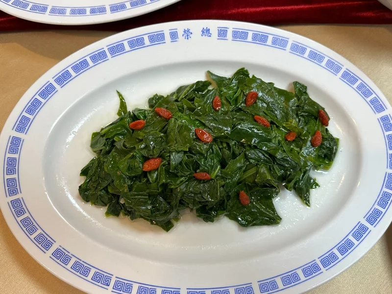 「蒜香飛龍菜(菠薐仔)」是由冬季盛產的菠菜，含豐富纖維質及營養素。台灣話又稱「菠...