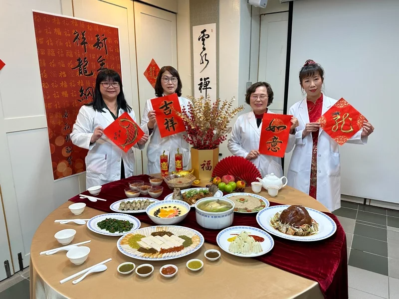 下周即將迎來農曆新年，台北榮總營養部看到長者的需要，特別設計11道年菜，除色、香...
