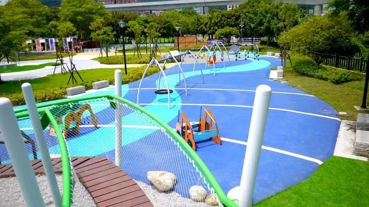 陽光兒童遊戲場有豐富的遊具及設施。 圖／新北市政府高灘地工程管理處提供