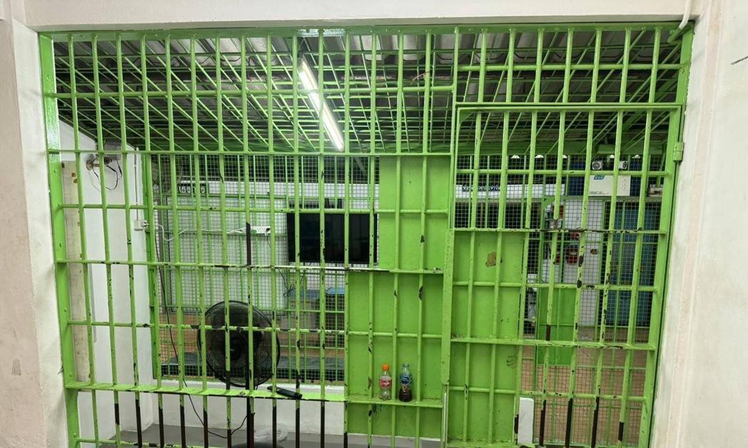 俄羅斯搖滾樂團Bi-2在泰國被捕，被關押在移民看守所內。圖為樂團發在社群上的看守...