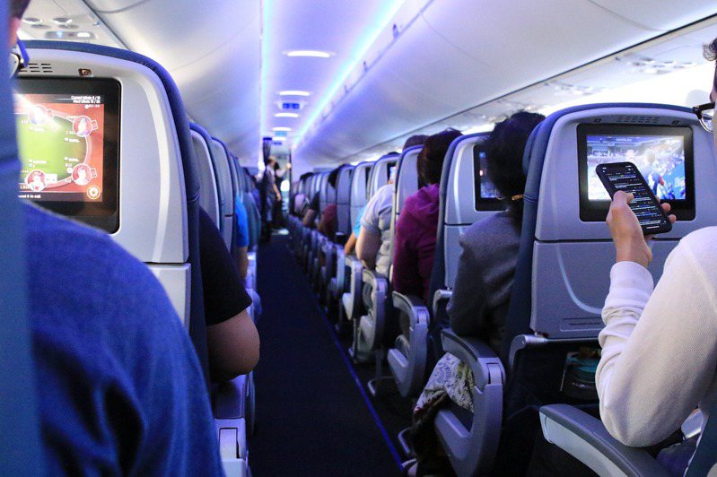 空服員指出，機上奧客最多的地方就在「豪華經濟艙」。 圖／pixabay