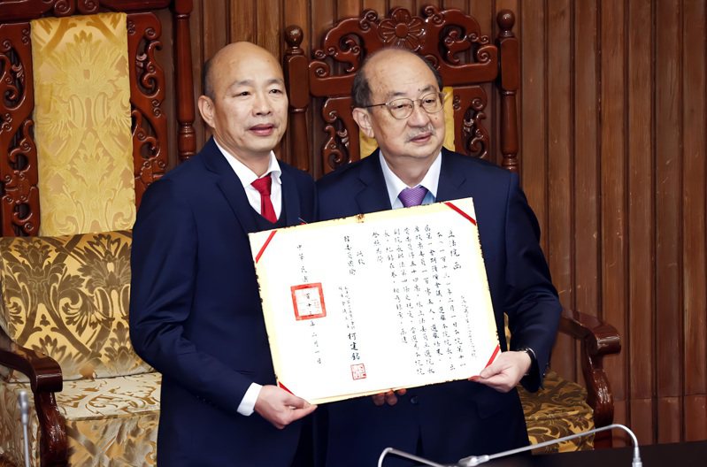 國民黨立委韓國瑜（左）當選立法院長，立法院臨時主席柯建銘（右）為他頒發當選證書。記者杜建重／攝影