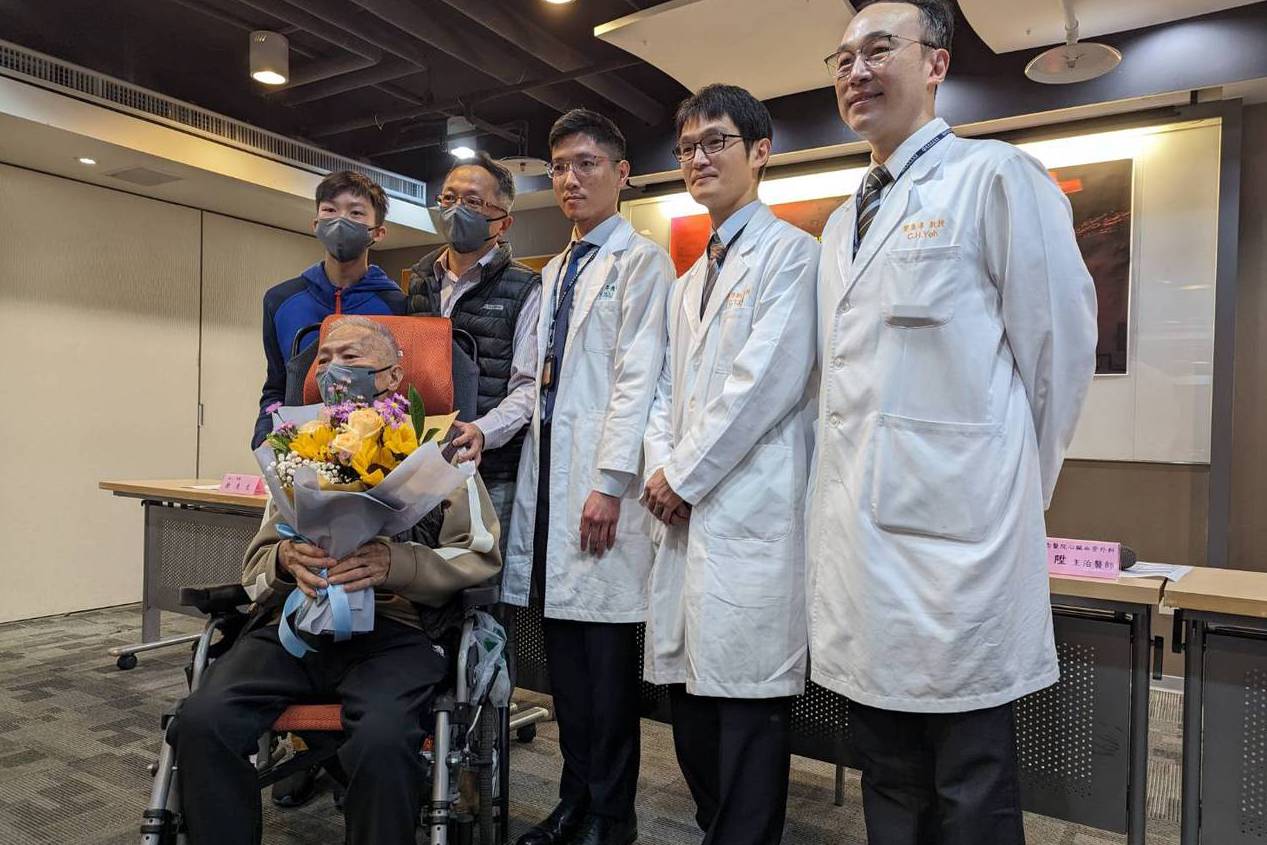 78歲的徐姓老翁去年因腹主動脈瘤破裂，經歷生死關頭，但在長庚團隊的努力下，將老翁從手術中3次瀕死的狀態中救回。記者陳雨鑫／攝影