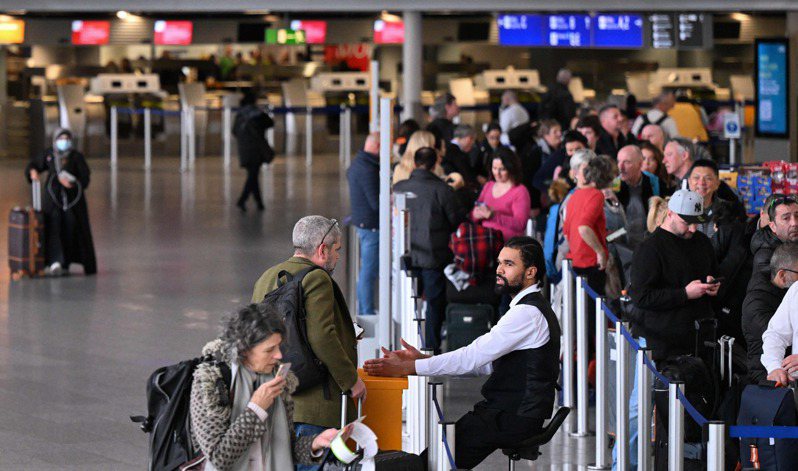 德國各地機場安全工作人員罷工，今天有數以萬計乘客行程受到影響。法新社