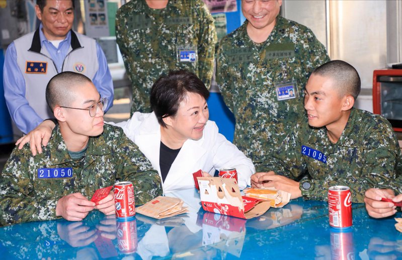 台中市長盧秀燕（中）昨成功嶺探望一年新制役男，帶漢堡與可樂為年輕新兵打氣。圖／民政局提供
