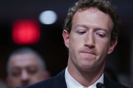 Meta執行長兼臉書創辦人祖克柏（Mark Zuckerberg）1月31日在美國參議院聽證會上，就社群媒體對孩童的不當影響向受害家屬公開致歉。法新社