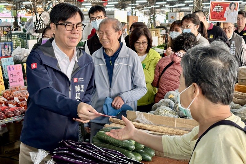 高雄市長陳其邁今早走訪高雄果菜批發市場，了解物資供應情形。記者王勇超／攝影