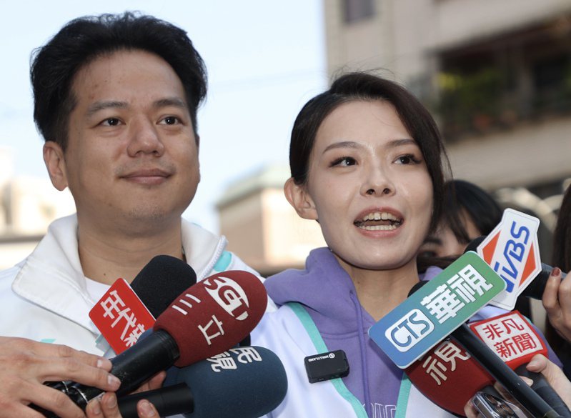新竹市長高虹安（右）去年12月31日北上中和輔選同黨立委候選人邱臣遠（左），兩人一起車隊掃街拜票。聯合報系資料照