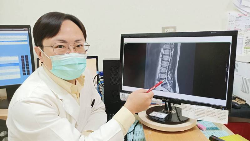 七賢脊椎外科醫院副院長蘇豐文指出患者椎間盤壓迫處。記者王勇超／翻攝