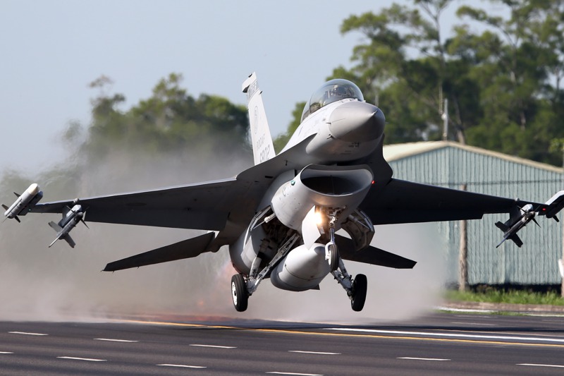 戰鬥機F-16是美國空軍1970年代初期輕型戰鬥機（LWF）計畫的產物。圖為2014年9月16日的國軍漢光30號演習，F-16在嘉義民雄的中山高速公路，實施戰備道起飛。圖／聯合報系資料照片