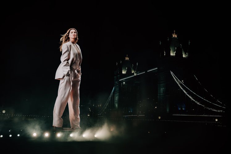 BOSS全球品牌代言人吉賽兒邦臣以高達10米的大型戶外全息投影影像驚喜現身倫敦波特菲爾德公園。圖／BOSS提供