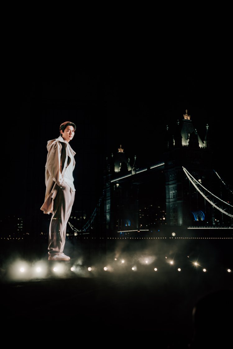 BOSS全球品牌代言人李敏鎬以高達10米的大型戶外全息投影影像驚喜現身倫敦波特菲爾德公園。