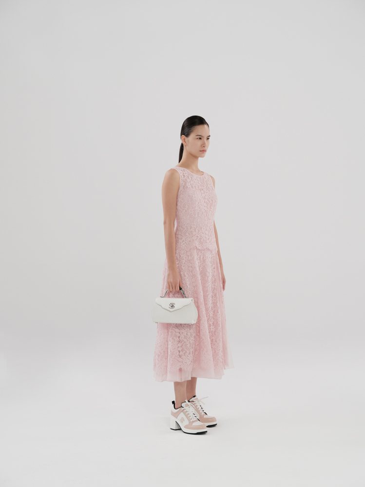 粉色蕾絲烏干紗洋裝，69,800元。圖／SHIATZY CHEN提供