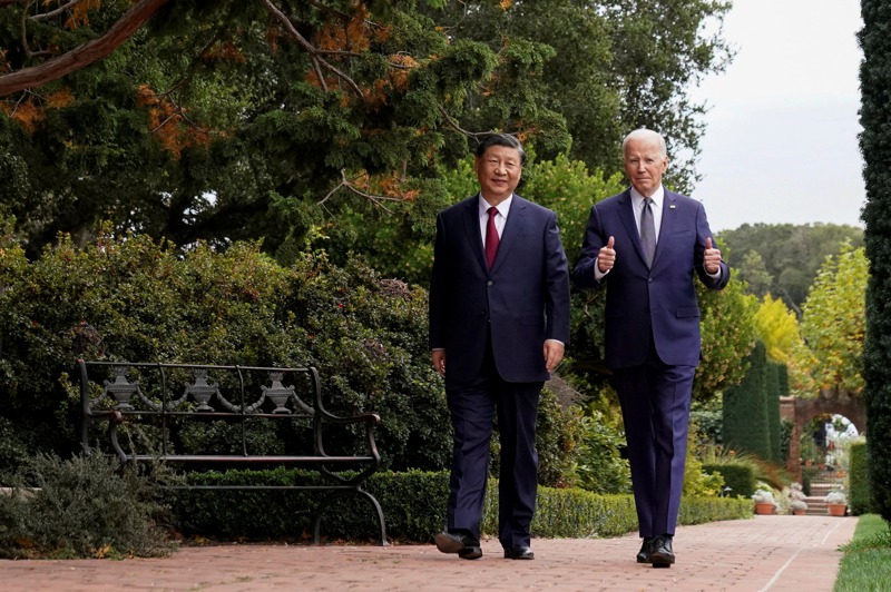 紐約時報社論認為，拜登政府將「改變中國」的概念束之高閣，轉而希望「遏制中國」。圖為美國總統拜登（右）及中國國家主席習近平去年11月15日在美國舊金山會面。路透