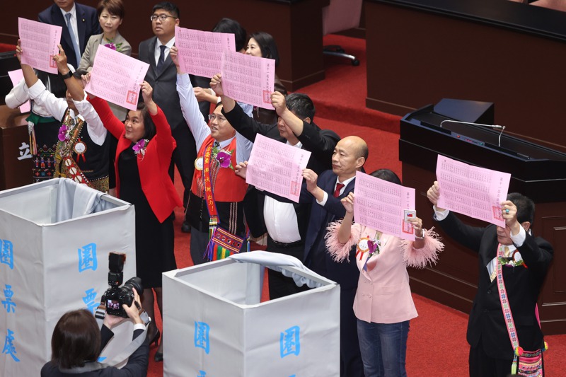新一屆立法院龍頭之爭揭曉，國民黨推出的韓國瑜（右三）以54票贏得立法院長。記者林澔一／攝影