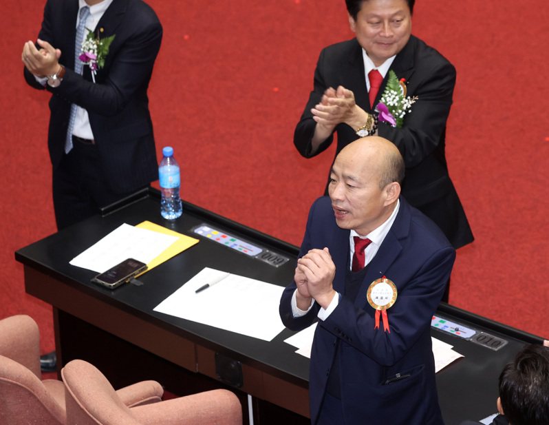 歷經二輪投票，國民黨立委韓國瑜（前）靠著藍營席次優勢當選立法院長。記者林澔一／攝影