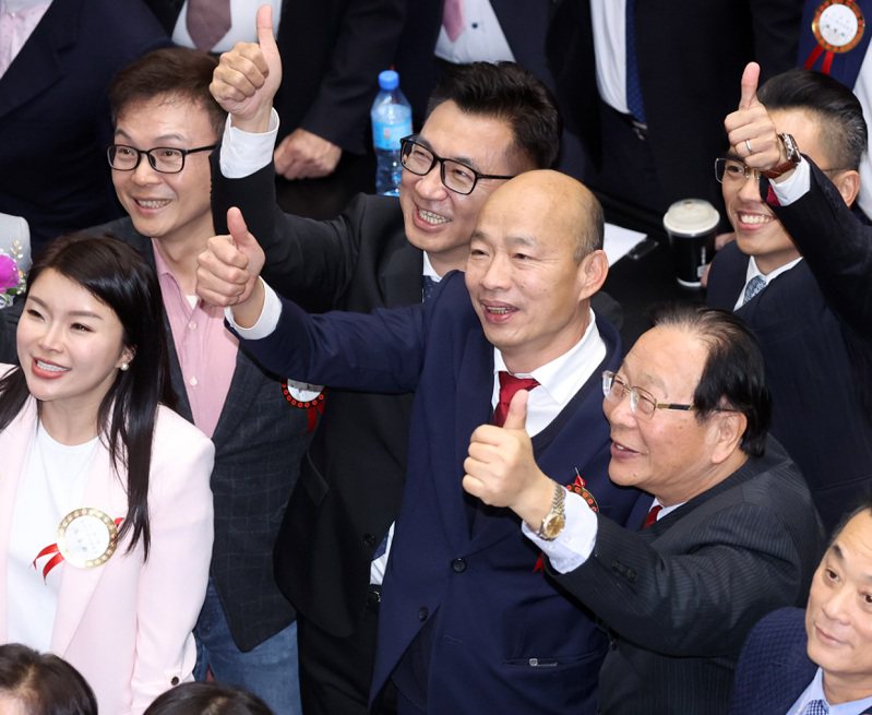 國民黨立委韓國瑜（右二）順利當選立法院長，與眾國民黨新科立委比讚合影。記者林澔一／攝影