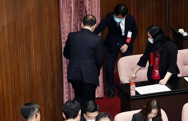 民進黨立委游錫堃在立法院院長選舉投票第二輪投票後離開議場。記者杜建重／攝影