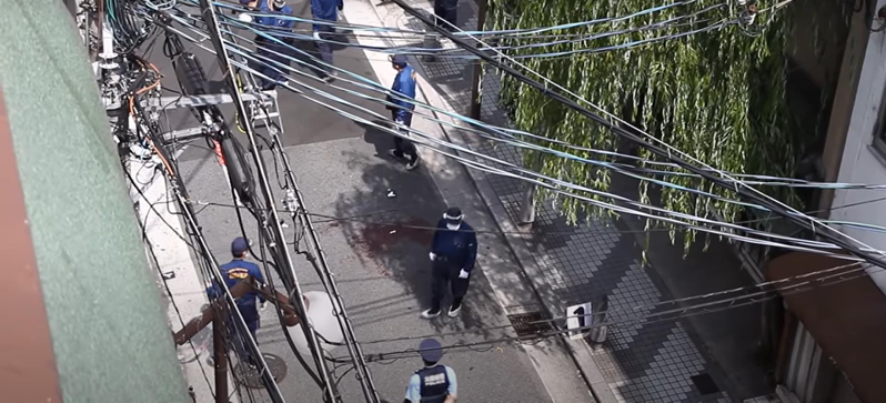日本大阪市心齋橋今天上午驚傳持刀砍人案，2名男子先後遭刺傷濺血。取自YouTube