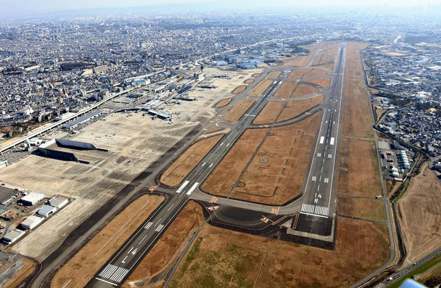 兩架全日本航空班機1日上午在大阪伊丹機場發生碰撞。 取自X