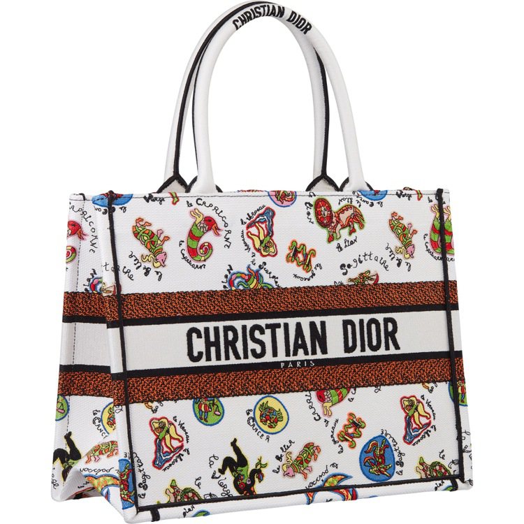 Dior Book Tote Dragon Zodiac刺繡中型托特包，11萬元。圖／Dior提供