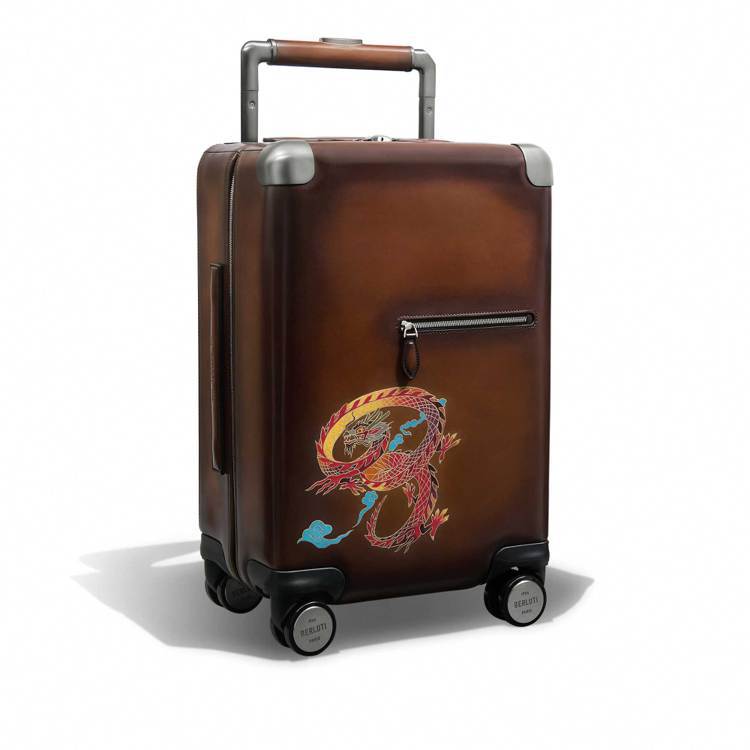 Berluti龍年新春膠囊系列Formula 1005彩色龍紋皮革刺青旅行箱，47萬元。圖／Berluti提供