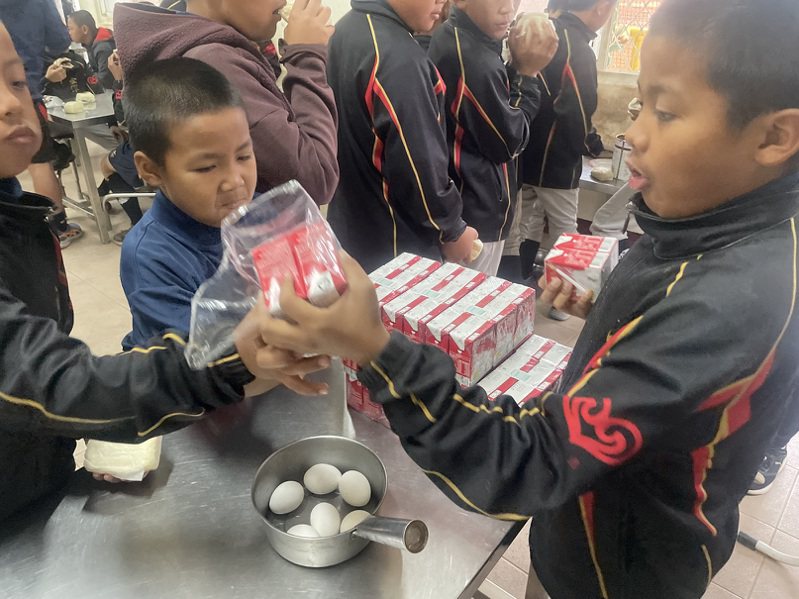 頂新和德文教基金會提供味全保久乳給金潭國小小球員們早餐加菜。圖／頂新和德文教基金會提供