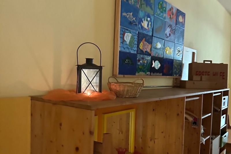 德國幼兒園書櫃等角落常見擺放小燭火，在台灣通常被認為是有危險性。圖／幼教聯合總會北區副總會長葉若蕎提供