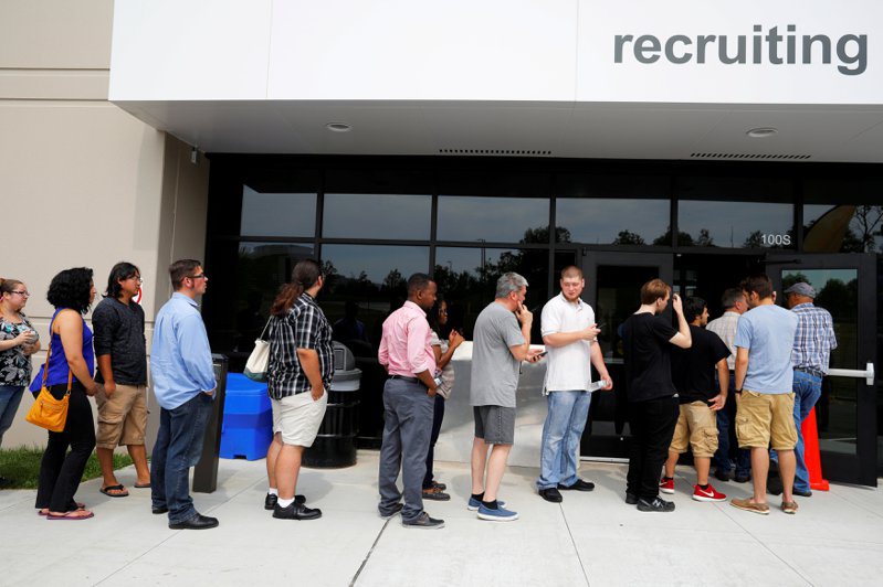 美國上周初領失業救濟金人數意外暴增至兩個月高點，顯示美國勞動市場放緩。路透