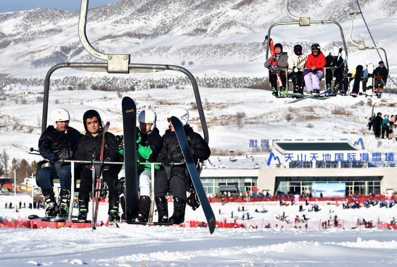 新疆旅遊發展勢頭強勁。圖為位於新疆昌吉回族自治州阜康市的天山天池國際滑雪場，吸引來自各地的滑雪愛好者盡情體驗冰雪運動的魅力。中新社
