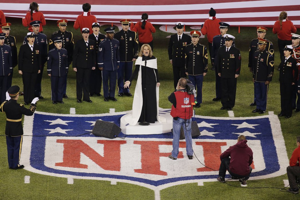 芮妮．弗萊明已是美國家喻戶曉的國民女高音。圖為弗萊明2014年受邀於國家美式足球...