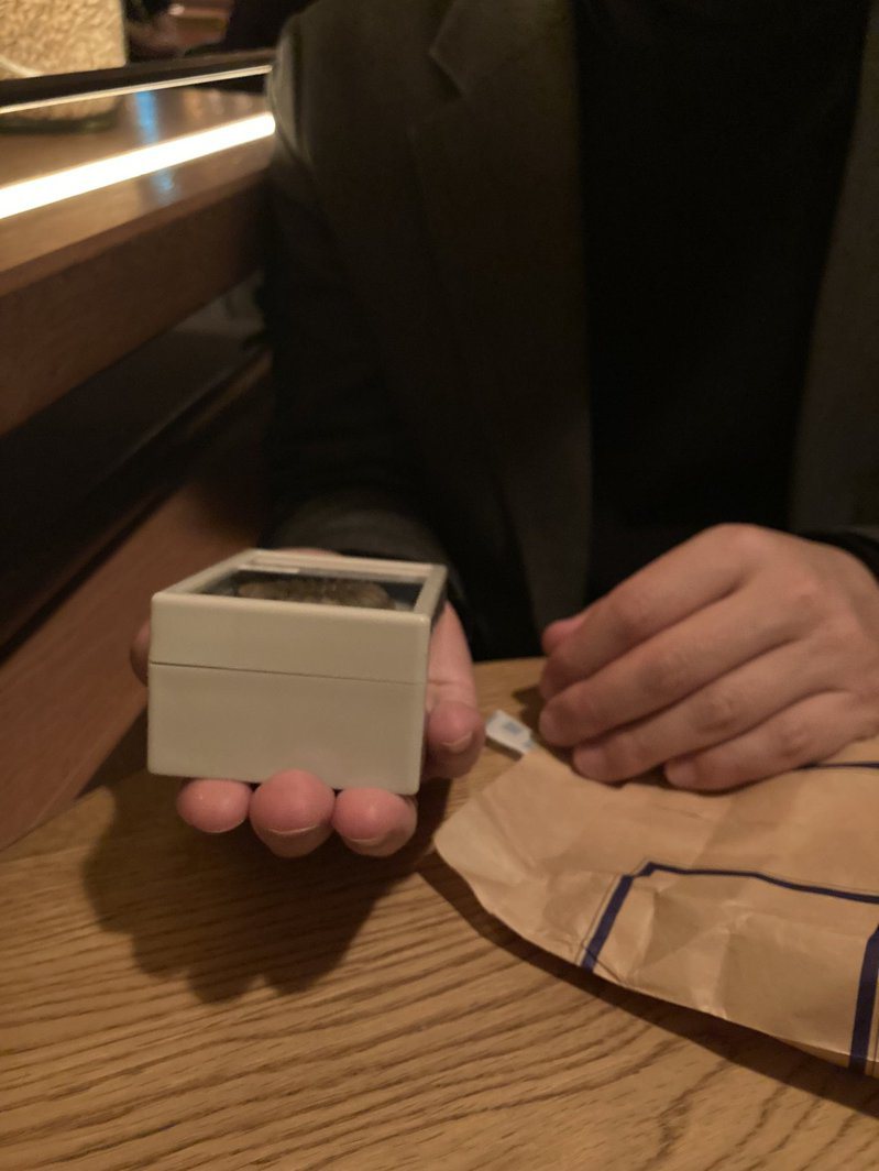 一位日本太太吃飯時，丈夫突然拿出一只戒指盒，但打開來裡頭卻不是戒指。圖擷自twitter