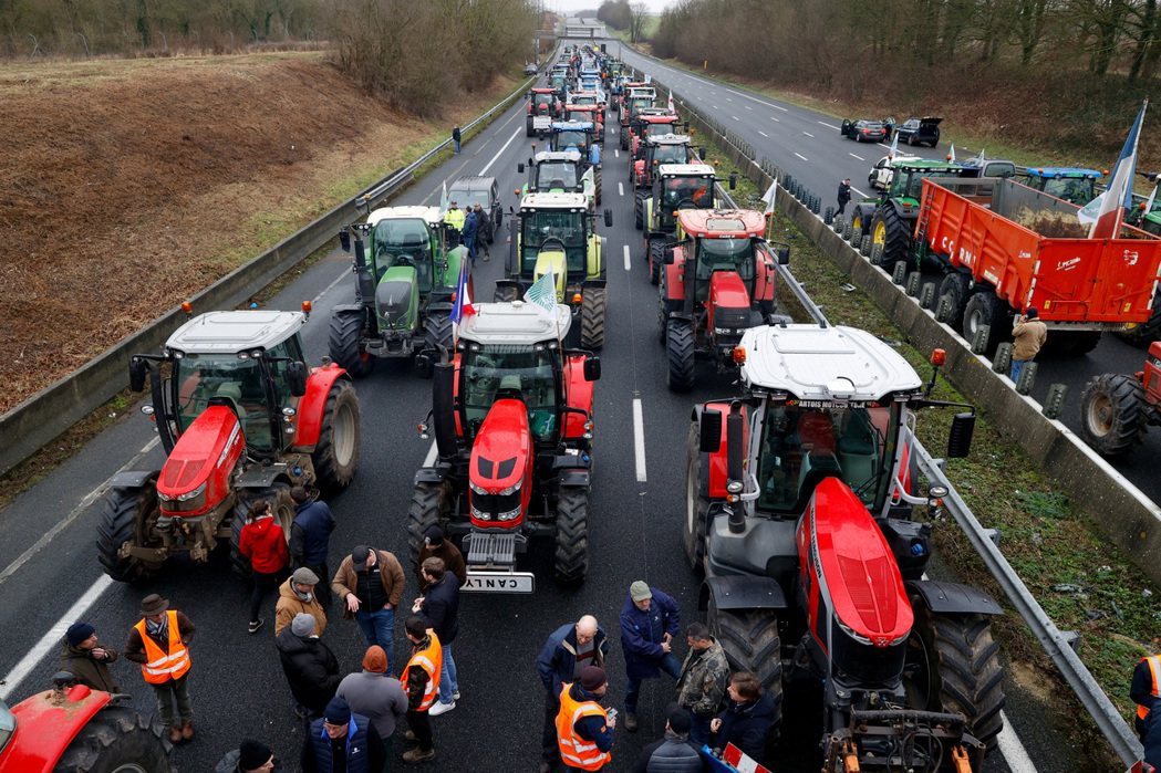 法國農民1月18日開始封鎖A64高速公路，也出動數百輛的曳引機車隊等等封鎖大型道...