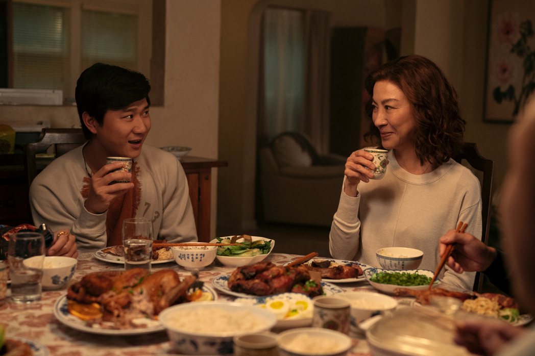 李松璞(左)和飾演媽媽的楊紫瓊培養好默契。圖／Netflix提供