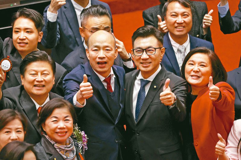 新國會新氣象，立法院長韓國瑜（中左）、副院長江啟臣（中右）和同黨立委在議場合影比讚。記者杜建重／攝影