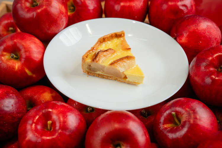 日本青森紅玉蘋果具有絕佳的酸甜感及香氣，並搭配完美比例的布丁餡料。圖／家樂福提供