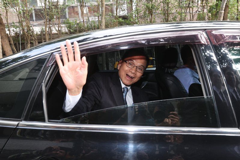游錫堃昨天下午結束副院長投完票後，搭車離去前，揮手道別。記者許正宏／攝影
