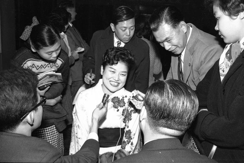 1960年2月3日，日本著名的香頌歌唱家石井好子（中）在中山堂接受記者採訪。圖／聯合報系資料照片
