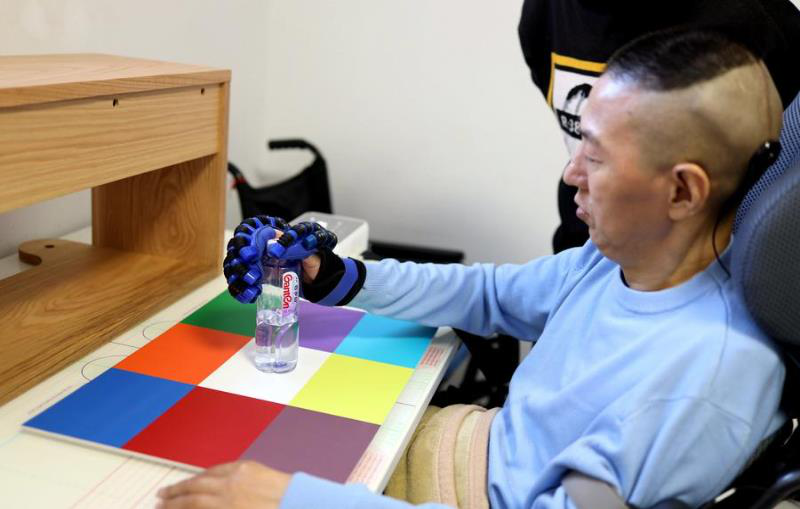 大陸清華大學透過人腦晶片植入，讓一位因車禍長期癱瘓的脊髓損傷患者實現「腦控抓握」。（取自新華社）