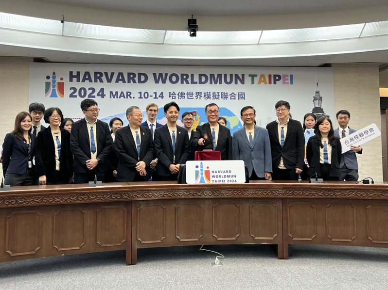 「模聯界奧運」哈佛世界模擬聯合國會議今年重回台灣，千名國際大學生3月將扮各國外交官，討論國際安全等多項國際議題，副市長李四川今在記者會敲下「議事槌」，宣布「2024哈佛世界模聯在台北」。記者林佳彣／攝影