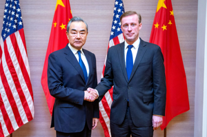 中共中央外辦主任王毅（左）26日至27日在曼谷與美國國家安全顧問蘇利文（右）舉行新一輪會晤。新華社